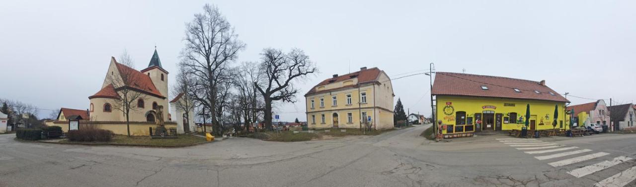 Hrusicka Restaurace A Penzion Hrusice 外观 照片